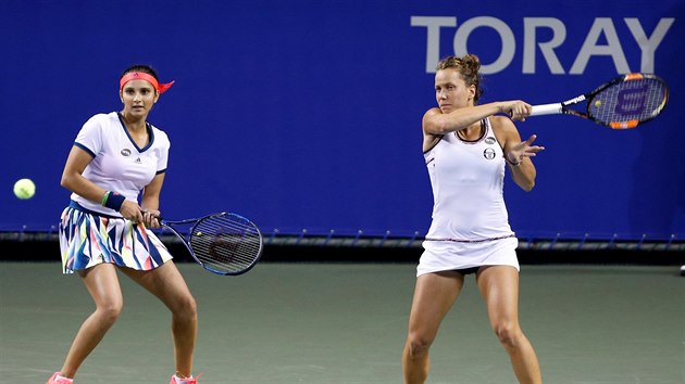 V AKCI. Barbora Strcov (vpravo) s Indkou Saniou Mirzaovou ve finle turnaje v Tokiu.