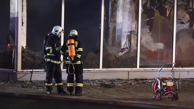 Hasii zasahovali u rozshlho poru v obchodnm centru v Kopivnici na Novojinsku, kde zaal hoet odpad uloen ve skladu. Pozdji se ohe rozil do prodejnch prostor (25.9.2016).