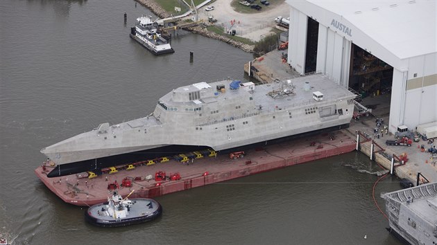 Sestersk lo USS Coronado vyjd z lodnice australsk spolenosti Austal (9. ledna 2011)