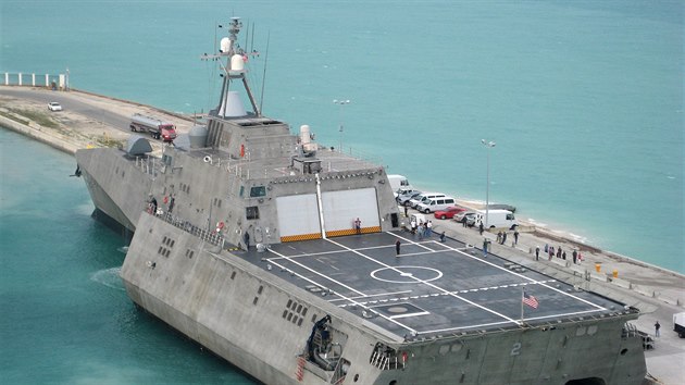Sestersk lo USS Independence pijd do pstavu (29. bezna 2010)