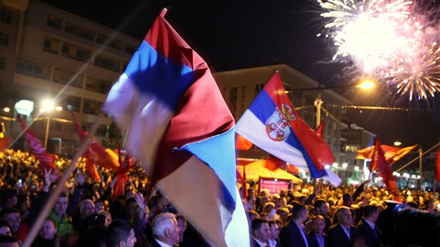 Stoupenci prezidenta Republiky srbsk Milorada Dodika slav v bosenskm Pale vyhlen vsledk zakzanho referenda (25. z 2016)