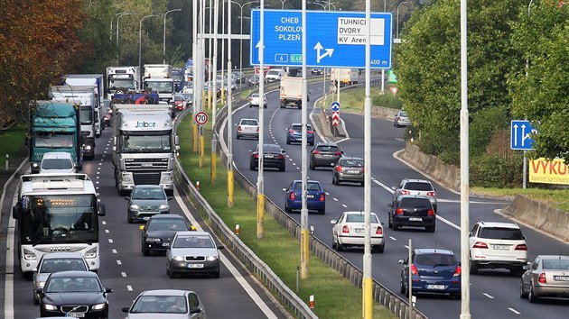 Kvli rekonstrukci elezninho pejezdu v Tuhnicch se v Karlovch Varech tvo kolony u ped vjezdem ze silninho prtahu I/6 u erpac stanice k Chebskmu mostu. Pln aut je i Sokolovsk ulice, kolony se tvo i na samotnm prtahu, dopravu u st Chebskho mostu d policist.