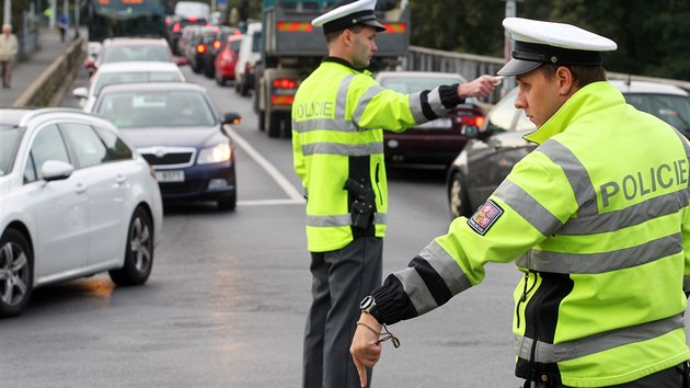 Kvli rekonstrukci elezninho pejezdu v Tuhnicch se v Karlovch Varech tvo kolony u ped vjezdem ze silninho prtahu I/6 u erpac stanice k Chebskmu mostu. Pln aut je i Sokolovsk ulice, kolony se tvo i na samotnm prtahu, dopravu u st Chebskho mostu d policist.