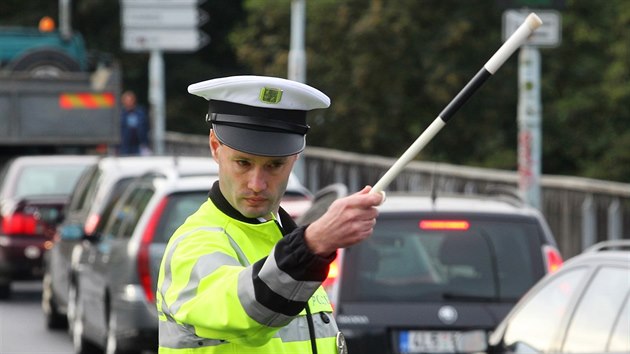 Kvli rekonstrukci elezninho pejezdu v Tuhnicch se v Karlovch Varech tvo kolony u ped vjezdem ze silninho prtahu I/6 u erpac stanice k Chebskmu mostu. Pln aut je i Sokolovsk ulice, kolony se tvo i na samotnm prtahu, dopravu u st Chebskho mostu d policist.