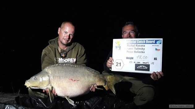 esk tm Mikbaits skonil na 4. mst. Toto je jejich nejt잚 18kg kapr.