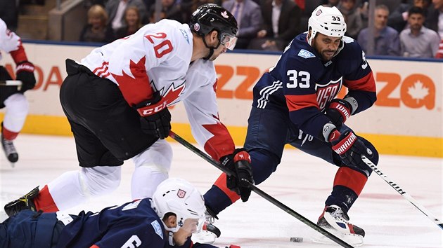 John Tavares (v blm) bojuje o puk s Dustinem Byfuglienem a Erikem Johnsonem v utkn mezi Kanadou a USA na Svtovm pohru.