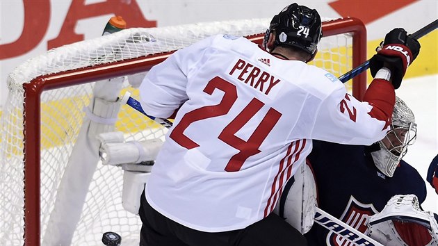 Corey Perry skruje, puk za zda Jonathana Quicka posl kalhotami v utkn mezi Kanadou a USA na Svtovm pohru.