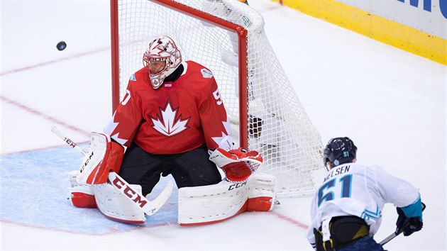 Corey Crawford zasahuje proti Fransi Nielsenovi v zpase mezi Evropou a Kanadou na Svtovm pohru.