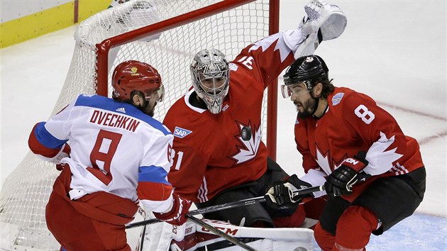 Ruskho kapitna Alexandra Ovekina se sna zastavit brank Carey Price a bek Drew Doughty.