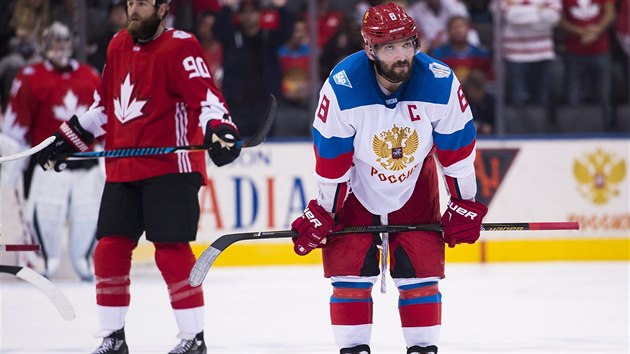 Smutn Alexandr Ovekin v zvru semifinle proti Kanad. Rusko prohrlo 3:5.