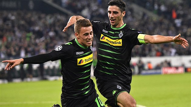 RADOST OUTSIDERA. Thorgan Hazard (vlevo) z Mnchengladbachu oslavuje gl proti favorizovan Barcelon.