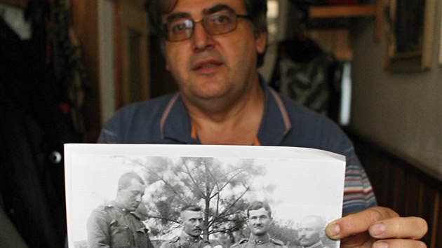 Radek Kurka s fotografi od ddeka, na kter je poheb Leopolda Hobzy z slavic na rusk front