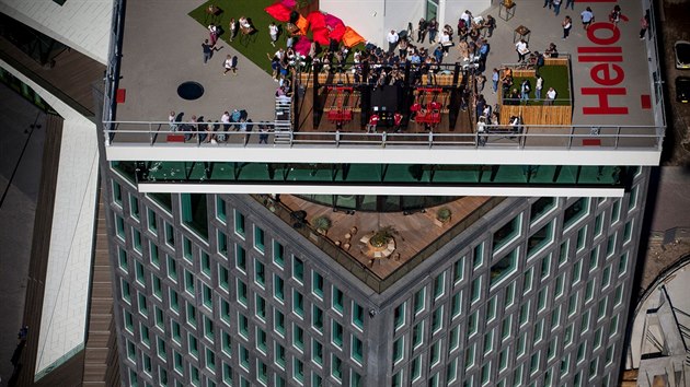 Houpaka na stee budovy A'DAM Toren v Amsterdamu