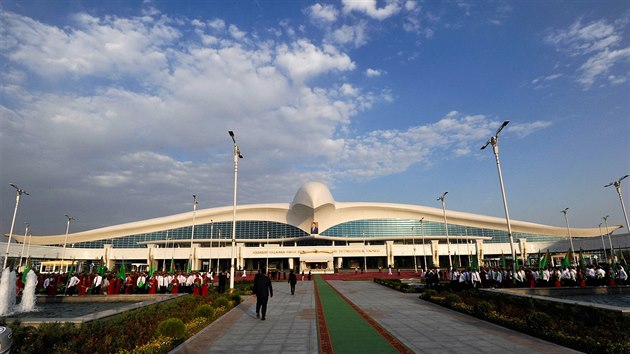 V turkmensk metropoli Achabadu oteveli nov mezinrodn letit, architektonicky zajmav stavba m do zem pilkat turisty (17. z 2016)