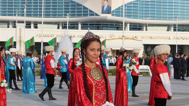 V turkmensk metropoli Achabadu oteveli nov mezinrodn letit, architektonicky zajmav stavba m do zem pilkat turisty (17. z 2016)