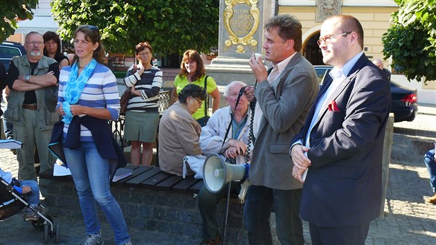 Zstupci petinho vboru informovali o aktulnm vvoji kauzy na shromdn cca t destek lid ped radnic, potom se pesunuli na jednn zastupitelstva msta.