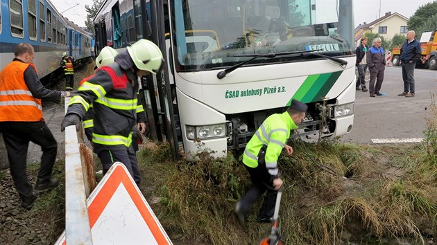 U Luan na Plzesku se srazil osobn vlak s autobusem. (20. z 2016)