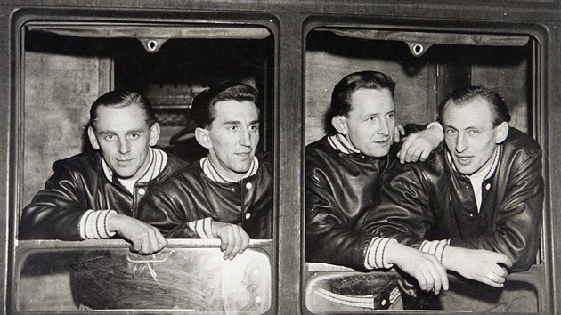 Hokejist eskobudjovickho Slavoje pi odjezdu na mistrovstv svta v roce 1949 ve Stockholmu, odkud se vraceli ze zlatmi medailemi. Zleva jsou enk Pcha, Frantiek Vacovsk, Frantiek Mizera a Ji Macelis.