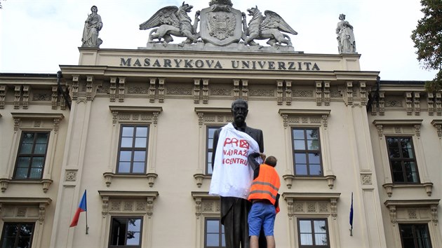 Sochy T. G. Masaryka a markrabte Jota v Brn dostaly koile s npisem Pro ndra v centru. Poin z dlny aktivist okolo Obansk aliance Referendum 2016 a Hnut Duha brzy odstranili hasii a strnci. (21.9.2016)