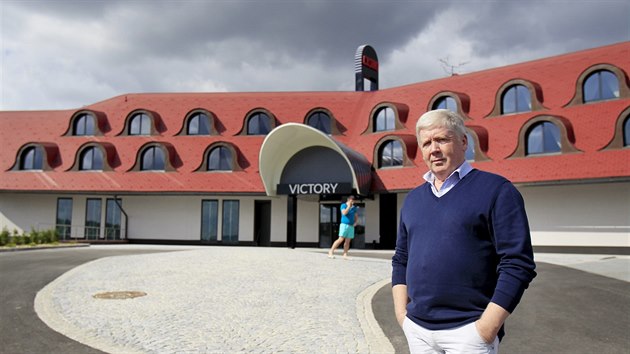 Podnikatel Bedich Hnilica si po revoluci vysnil, e nad dlnic D1 u Popvek bude provozovat ob hotel. Z npadu vak zbylo jen nedokonen
torzo, kter po 20 letech dostavla jin firma. Ve stedu se na msto na dost MF DNES vrtil. (21.9.2016)