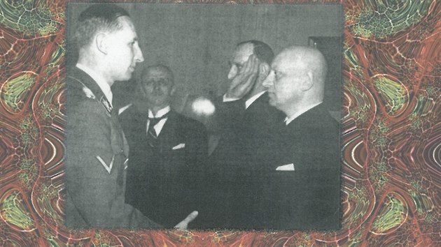 Strjce prvnho stannho prva Reinhard Heydrich (vlevo) a protektortn ministr Emanuel Moravec.