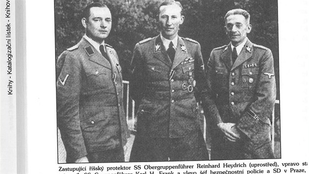 Zastupujc sk protektor Reinhard Heydrich (uprosted). Vpravo stoj sttn tajemnk SS Karl H. Frank.