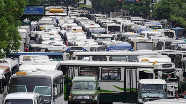 Stovky autobus ochromily dopravu ve venezuelsk metropoli Caracas (22. z 2016).