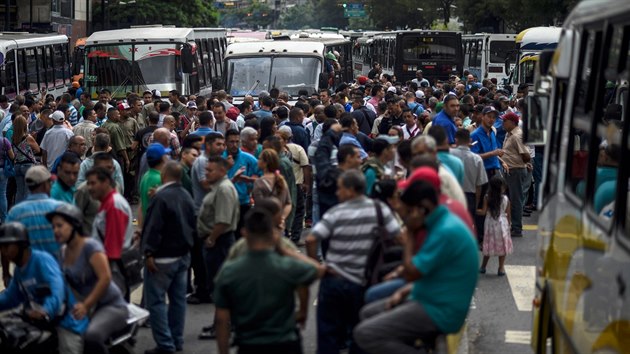 Stovky autobus ochromily dopravu ve venezuelsk metropoli Caracas (22. z 2016).