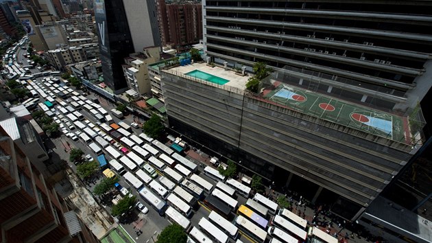 Stovky autobus ochromily dopravu ve venezuelsk metropoli Caracas (22. z 2016).
