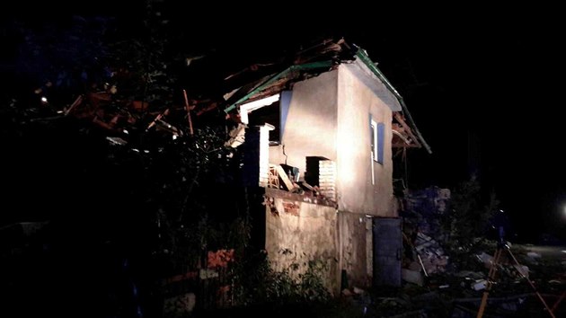 V rodinnm dom v Olenici na Blanensku vybuchl plyn, statik nadil jeho stren (28. z 2016).