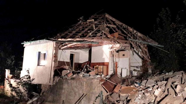 V rodinnm dom v Olenici na Blanensku vybuchl plyn, statik nadil jeho stren (28. z 2016).
