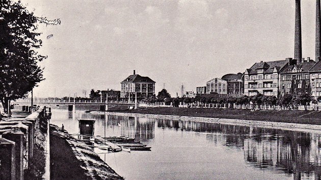 Pjovna lodk v Perov v roce 1925. Jde o jednu z pohlednic i fotografi z uniktn obrovsk sbrky Jiho Rosmuse.