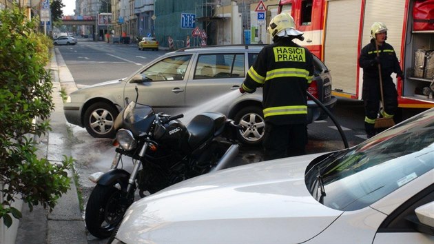 V prask ulici Svornosti se stetl mercedes s motorkem. Ten skonil s razem hlavy v nemocnici (26.9.2016).