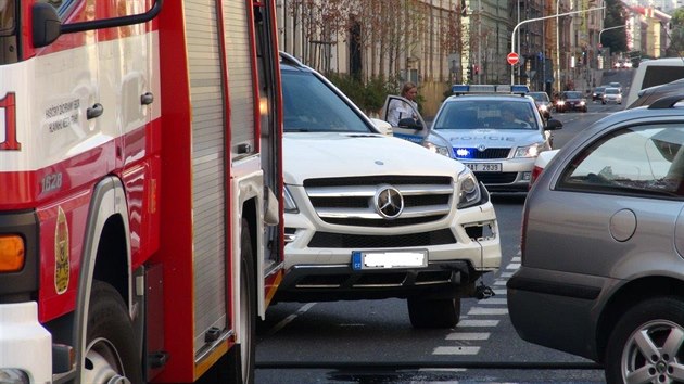 V prask ulici Svornosti se stetl mercedes s motorkem. Ten skonil s razem hlavy v nemocnici (26.9.2016).