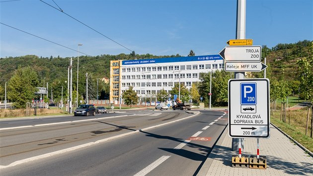 Nov parkovit v Troji v blzkosti tunelu Blanka slou zatm nvtvnkm zoologick zahrady (26.9.2016).