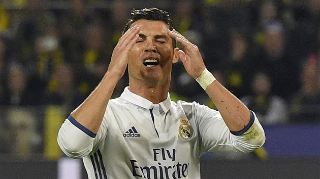 Cristiano Ronaldo z Realu Madrid lituje zahozen ance.
