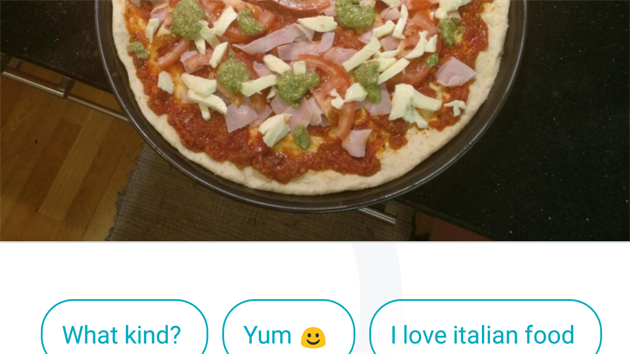 Google identifikuje, co je na obrzku, a nabdne automatick odpovdi. V tomto ppad poznal pizzu a nabdl ti celkem relevantn odpovdi vetn smajlka.