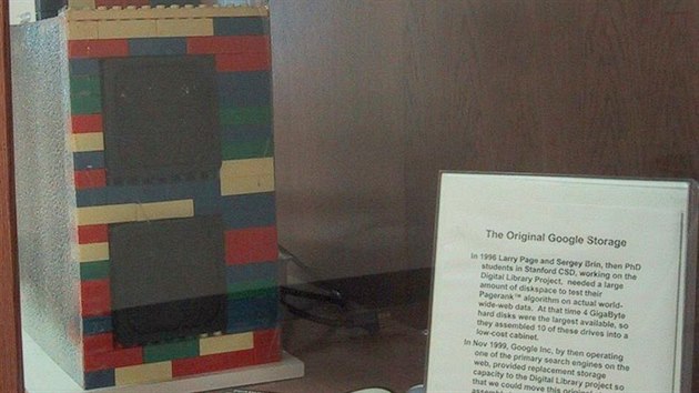 1996 - Prvn server, na kterm Google provozoval svoje loit, je sestaven z lega, protoe Larry Page a Sergey Brin vynalzav etili a msto komernch server kupovali obyejn potae, kter pak sami skldali. Lego jim poskytlo levnou flexibilitu. Dodnes je lego vidt v kancelch Google, i kdy u jen jako hraka a pipomnka jejich potku.