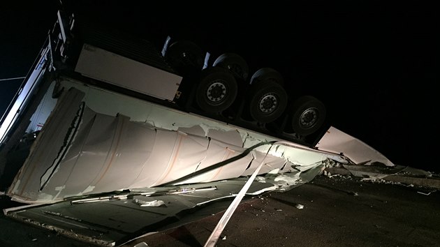 Po nehod na D2 zstal kamion viset z mostu. Ped plnm pdem ho zachrnil nvs zaklnn nahoe. (27.9.2016)