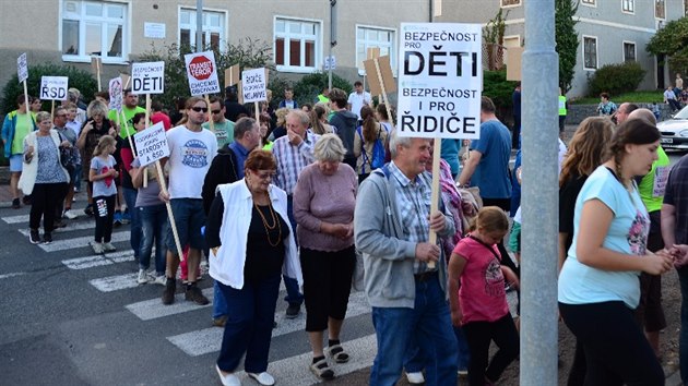 Lid ve Chvlenicch chtj obchvat, v nedli blokovali hlavn silnici na esk Budjovice. (25. z 2016)