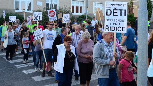 Lid ve Chvlenicch chtj obchvat, v nedli blokovali hlavn silnici na esk Budjovice. (25. z 2016)