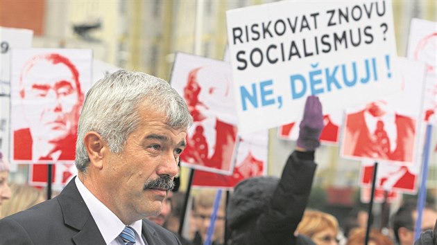 Ldr KSM Ivan Mak na snmku z roku 2012, kdy lid protestovali proti asti komunist v krajsk koalici.