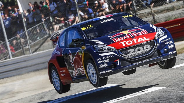 Sbastien Loeb se svm vozem Peugeot na rallycrossu ve Francii.