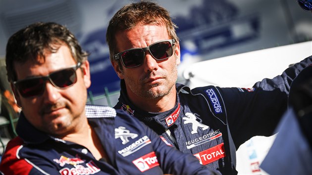 Sbastien Loeb (vpravo) se svm spolujezdcem Danielem Elenou  na rallycrossu ve Francii.