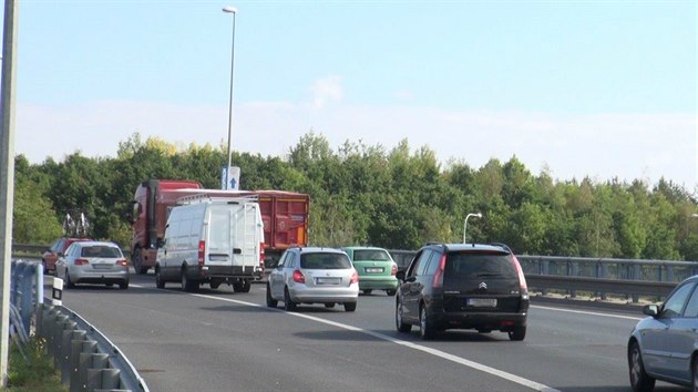 Reportrovi iDNES.cz se na mst vkendovch nehod podailo zachytit, jak idii vyuvaj sjezdovho pruhu k pedjdn (20.9.2016)