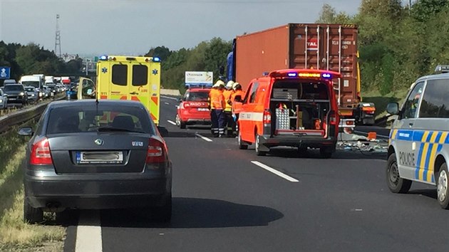 Okolo druh hodiny odpoledne dolo na 14. kilometru dlnice D1 k nehod auta s kamionem. Cestujc v aut nehodu nepeila (21.9.2016)