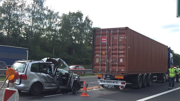 Okolo druh hodiny odpoledne dolo na 14. kilometru dlnice D1 k nehod auta s kamionem. Cestujc v aut nehodu nepeila (21.9.2016)