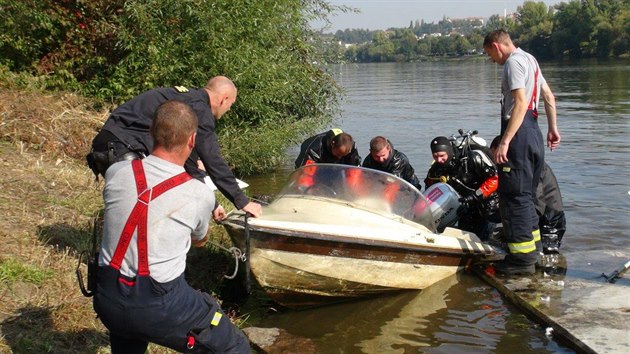 V ter dopoledne se v pstavu u Smchova potopil lun. Potpi ho museli vyzdvihnout pomoc nafukovacch vak (27.9.2016)