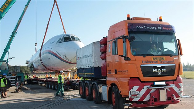 Nakldn trupu letadla na transportn podvozek. Dlka cel soupravy vetn tahae je 51,5 metru.