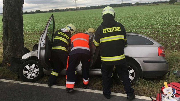 idi na silnici mezi Olomouc a Svatm Kopekem lemovan alej narazil do jednoho ze strom. Vn zrannho ho z auta museli vyprostit hasii.